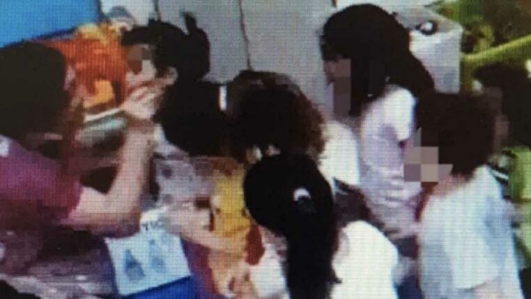 une enseignante italienne insulte des enfants