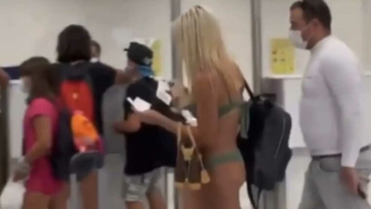 une femme en bikini à l'aéroport