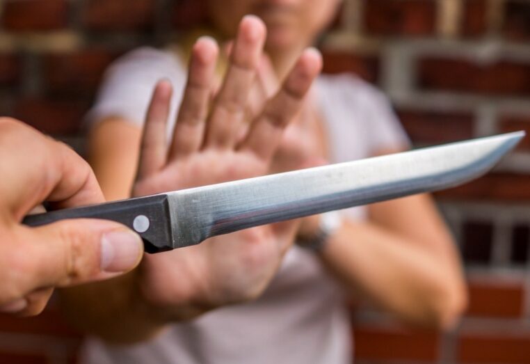 femme-couteau