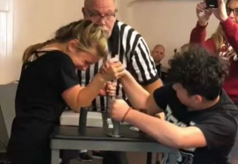 Cette petite fille impressionne au bras de fer