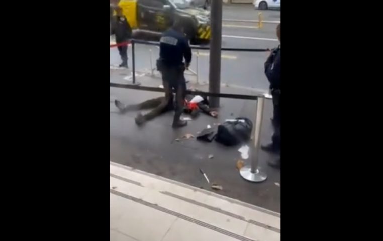 Drame évité de justesse : un homme armé de deux couteaux attaque l'Office français de l'immigration ! Son arrestation filmée !