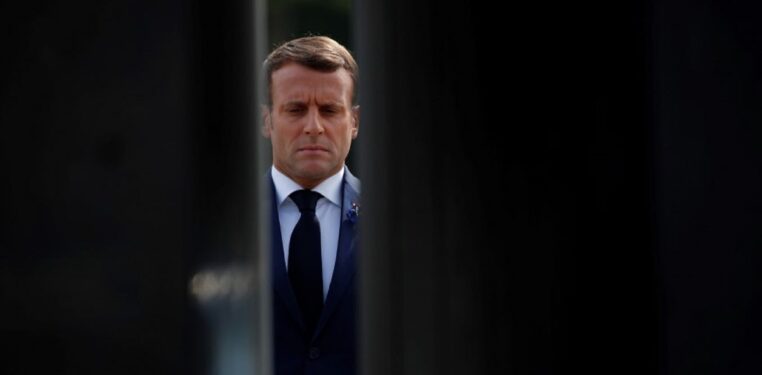 Emmanuel Macron : il rend un vibrant hommage à Bernard Tapie dans une lettre à la Provence !
