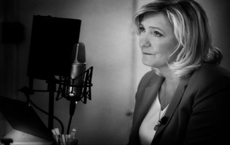 Marine Le Pen fait des confidences à Karine Le Marchand : elle vit avec une femme !