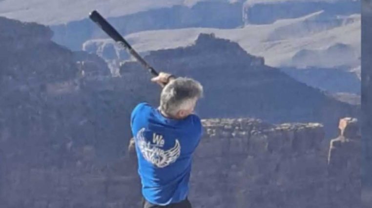 un homme frappe balle de baseball grand canyon