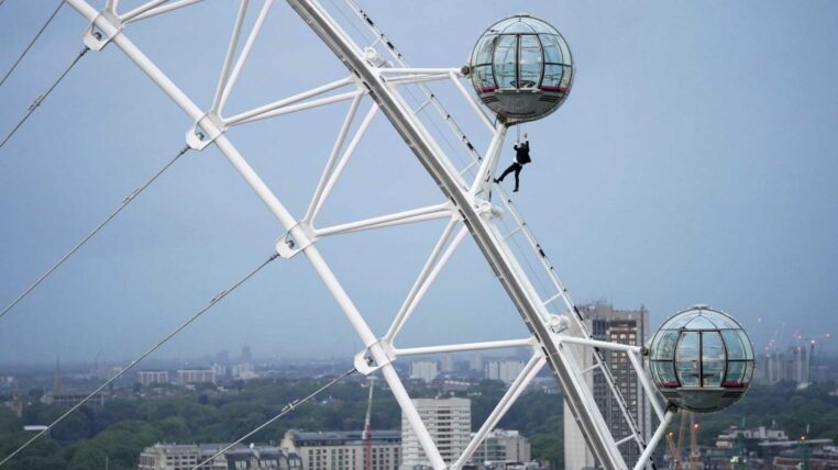 un cascadeur descend le London Eye en rappel pour la promo de James bond