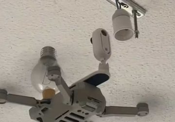 un drone change une ampoule