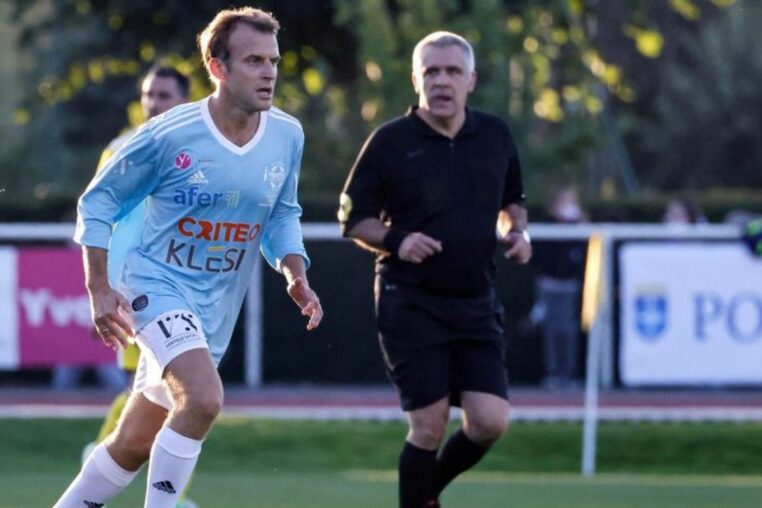 Emmanuel Macron buteur lors d'un match de foot