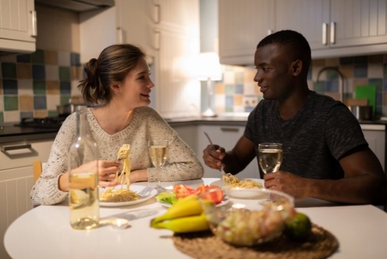 Manger les pâtes le soir est meilleur pour la santé que le midi