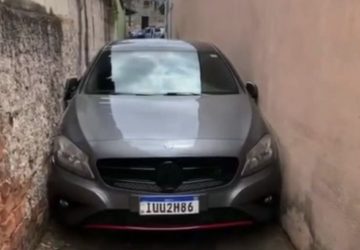 Une Mercedes bloquée dans une rue