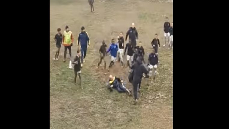 Choc : des enfants de 12 ans prennent violemment à parti un entraîneur de foot (vidéo)