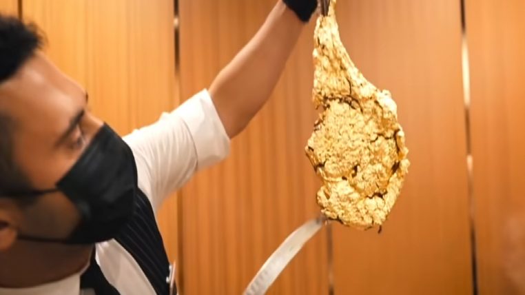 Choc : un ministre filmé en train de déguster un steak recouvert d'or alors que la plupart du pays n'arrive pas à finir le mois !