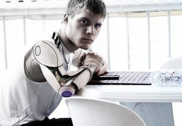 Retour vers le futur un usager de TikTok diffuse une vidéo pour prouver qu'il vient de 2027... Et qu'il est seul au monde !