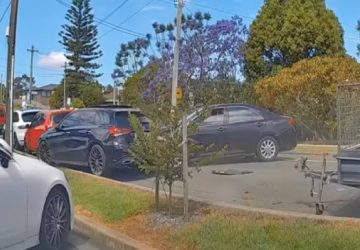 Vidéo : Un conducteur maladroit détruit complétement un parking