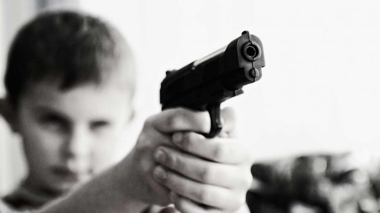 des enfants arrêtent le trafic avec leur arme