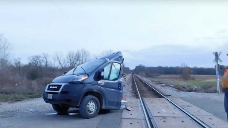 un camion est coupé en deux par un train