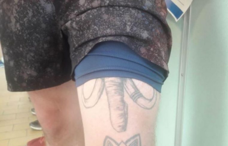 Son tatouage d'éléphant sur la cuisse paraît réussi, et pourtant...