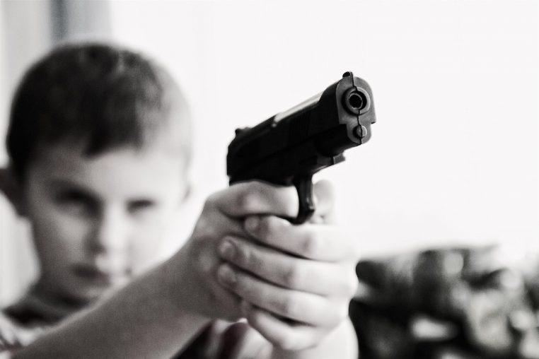 un enfant tué par arme à feu