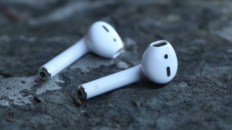 femme avale airpods ecouteurs