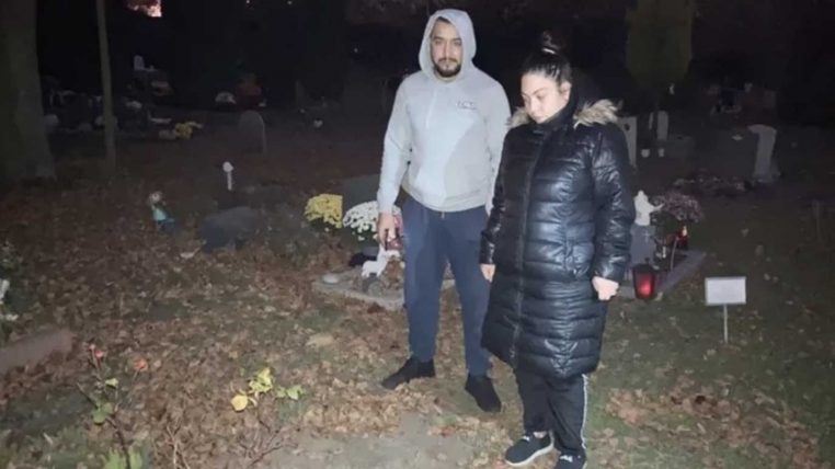 parents découvre la tombe de leur fille