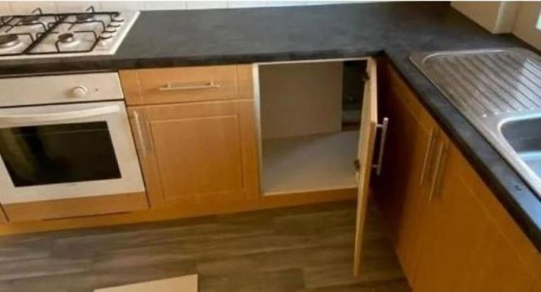 Un couple trouve une pièce secrète dans un placard de la cuisine