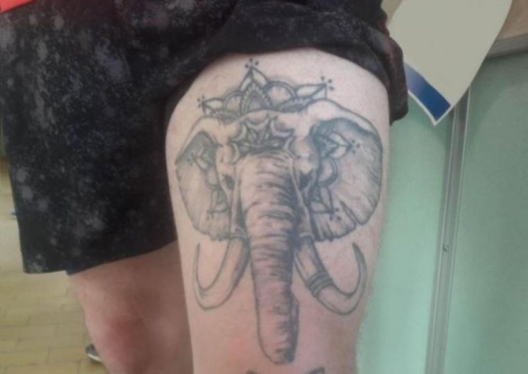 Son tatouage d'éléphant sur la cuisse paraît réussi, et pourtant...