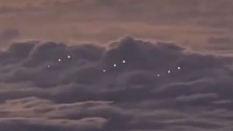 Incroyable : une 12aines d'OVNI filmée en plein vol ! (vidéo) 