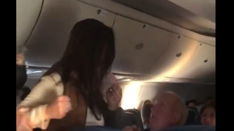 Insolite : une trentenaire frappe un retraité dans un avion car il ne porte pas son masque...alors qu'elle ne le porte pas elle-même ! (vidéo)