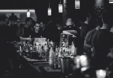 Plusieurs préfectures ont annoncé la fermeture anticipée des bars pour le réveillon du Nouvel An