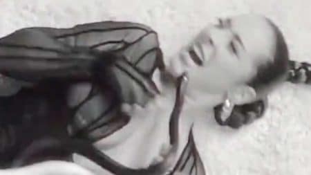 chanteuse mordue au visage par un serpent