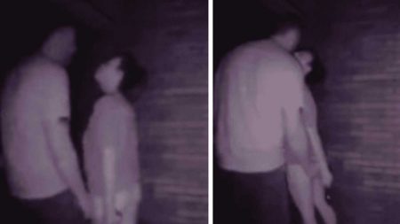 mari embrasse maitresse devant maison