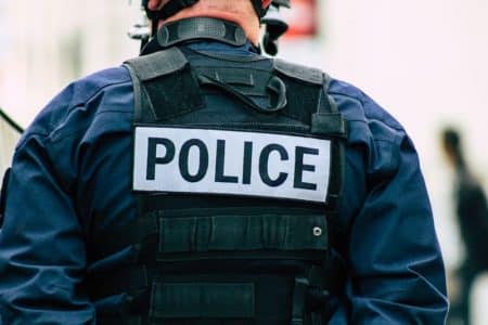 marseille policier agresse couteau