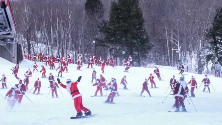 des pères noël font du ski