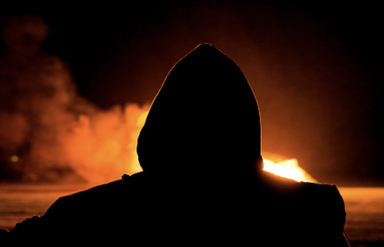 En voulant sauver sa femme d'un incendie, il se fait tuer par un pyromane