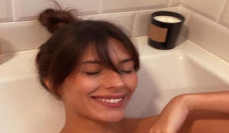 Camille Cerf nue dans son bain ! Elle affole les internautes ! (Photo)