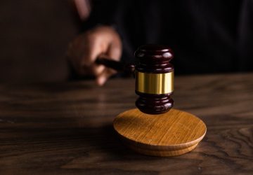 Une femme envoyé à la cour d'assises pour le meurtre de sa mère