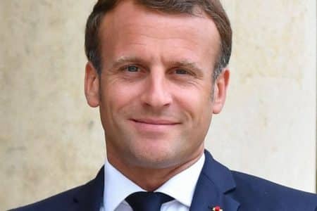 emmanuel macron carte etudiant