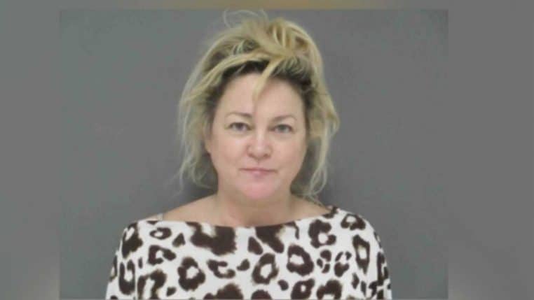 une femme veut acheter un enfant au magasin