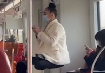 une femme lévite dans le train