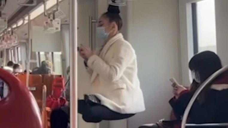 une femme lévite dans le train