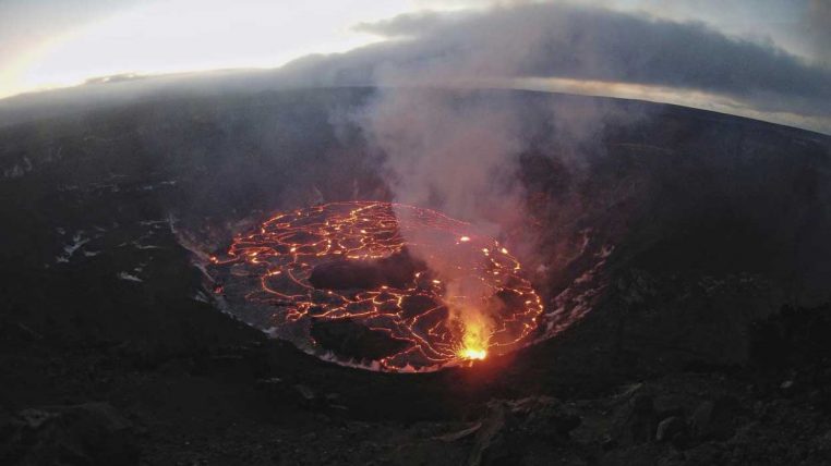 un homme meurt en tombant dans un volcan