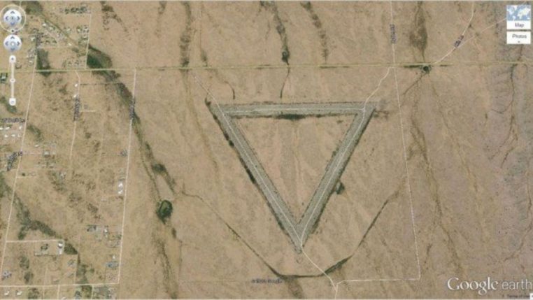 triangle gravé dans le sol
