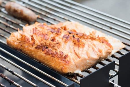 Après la cuisson du saumon, quel est le liquide blanc qui apparaît ?