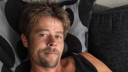 sosie de brad pitt supprime son profil sur les applis de rencontres
