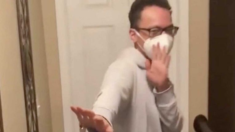 il tombe sur ses parents en plein acte