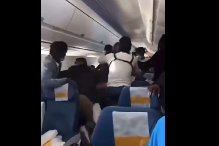 Compagnie Air Caraïbes : des passagers blessés après s'être battus violemment dans l'avion (vidéo)