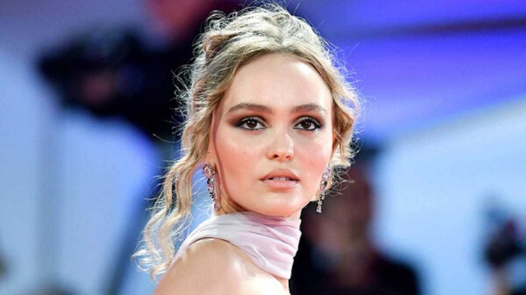 Lily-Rose Depp tétons apparents ? Un cliché dévoilé par la presse américaine affole la toile