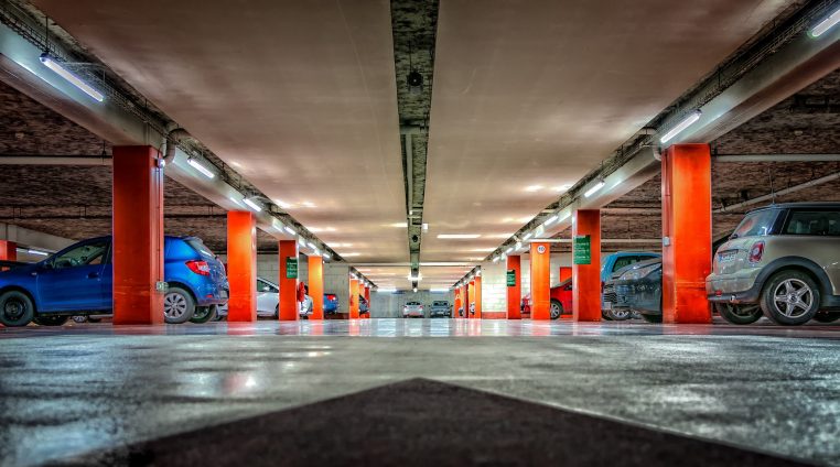 Voici pourquoi accélérer dans un parking n'est jamais une bonne idée ! (vidéo)