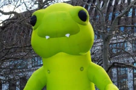 dinosaure gonflable douteux