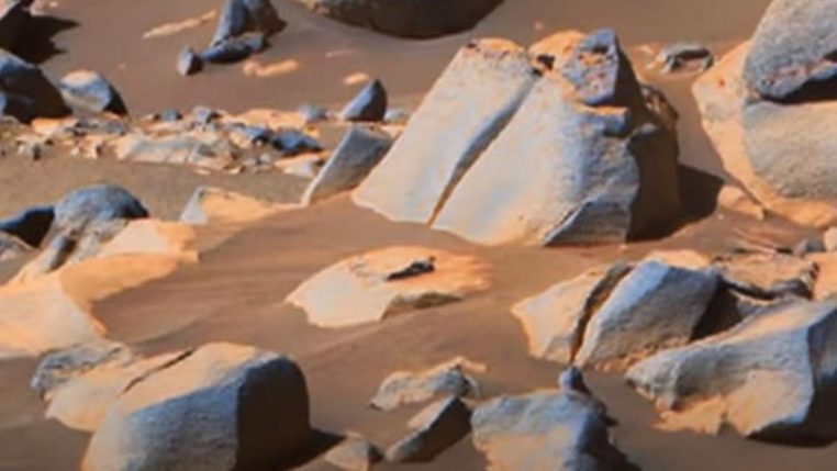 drôle de forme sur Mars