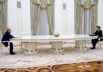 table macron poutine